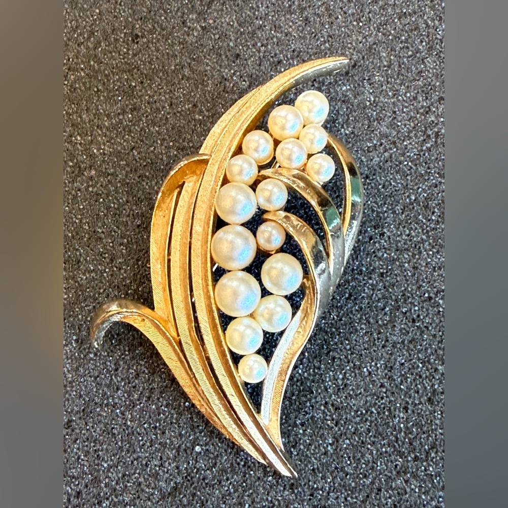 Vintage Brooch: Crown Trifari Gold‎ Tone with Pearls circa 1960s